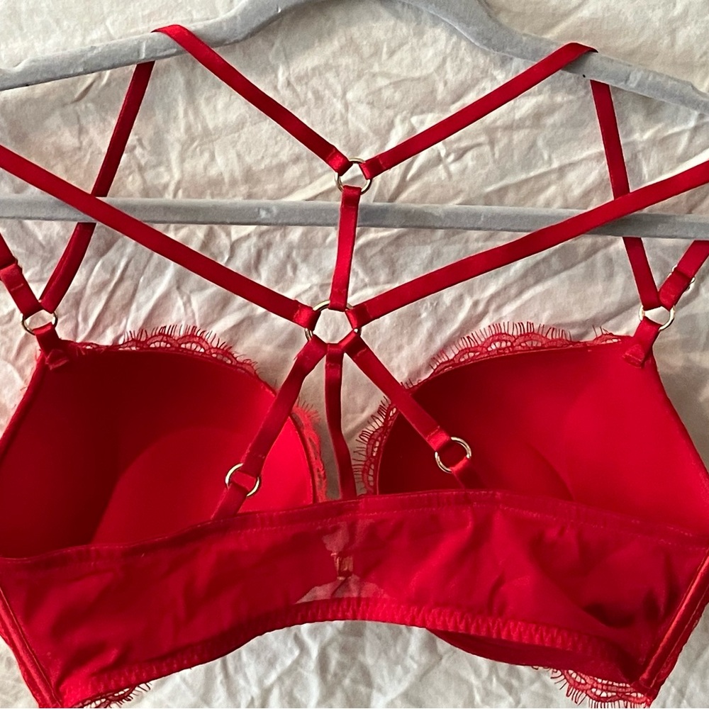 Women’s Victoria Secret Red Lace Strappy Push-up Bra size 38-C - Picture 2 of 3